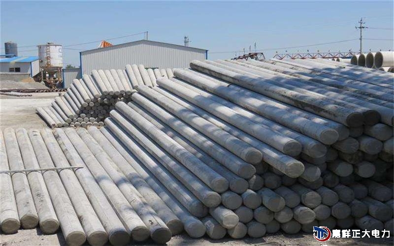 水泥电线杆的模具是两个半模合成的，在制造电线杆时需要一定的离心力