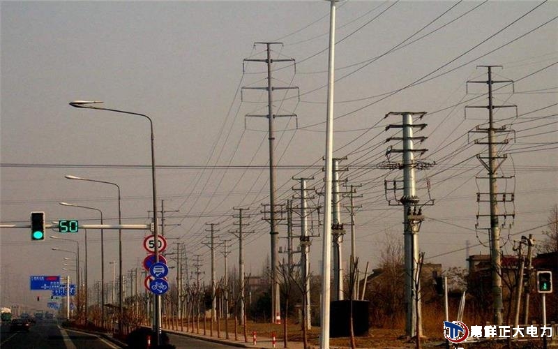 电线杆支点两边面使用木垫塞牢，绑扎结实，避免翻滚、跳动和磕碰，重心要平稳，装车完成后使用钢丝绳系紧